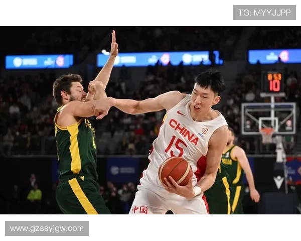 中国男篮逆袭战胜澳大利亚迎来世界杯八强 赛场拼搏展现不屈斗志