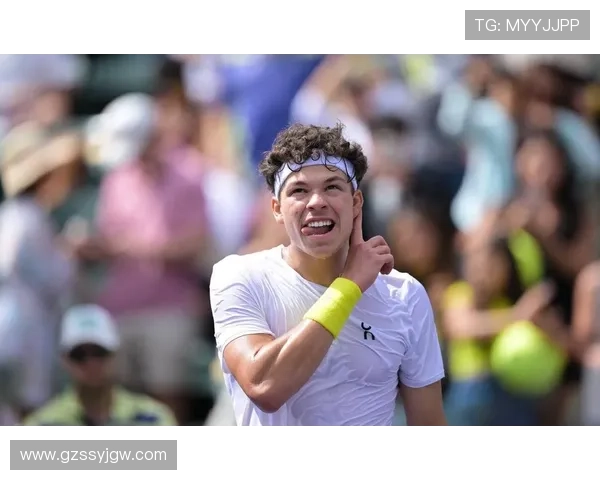 网球新星横扫赛场 打破纪录成为全球排名第一的年轻选手